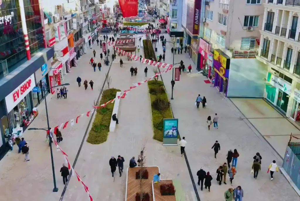 Maltepe'de bir yürüyüş yolunda insanlar ve dükkanlar görünmektedir.
