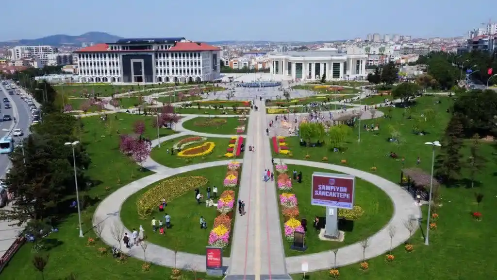 Sancaktepe'deki bir parkın üstten görünümü, yeşil alanlar ve çiçek düzenlemeleri ile dolu.