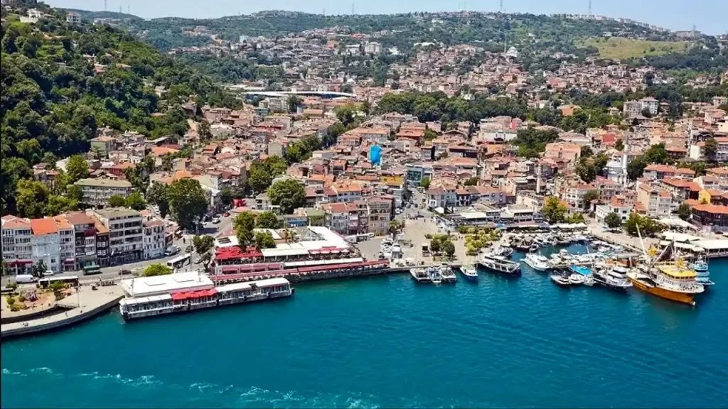 Sarıyer'de yer alan lokma tatlısı tezgahı, çeşitli lokma çeşitleri ile dolu.