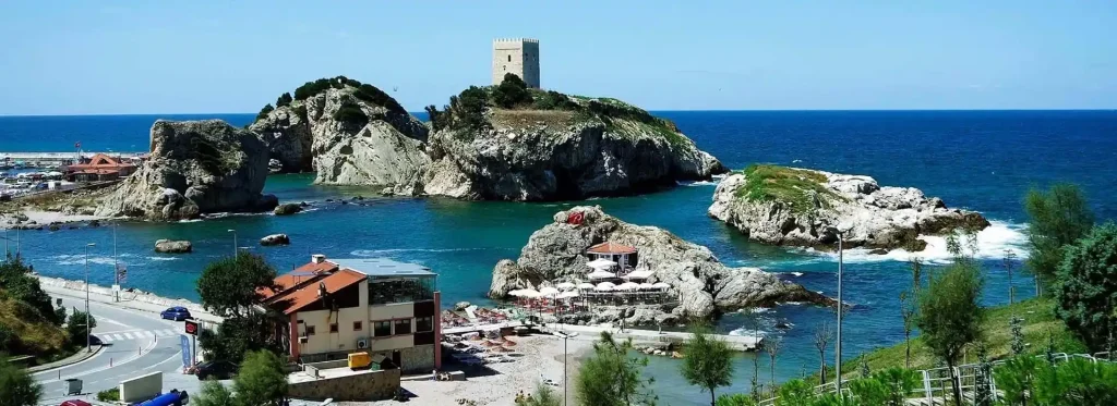 Sile Kalesi'nin yer aldığı deniz manzarası, kayalıklar ve mavi suyla çevrili.
