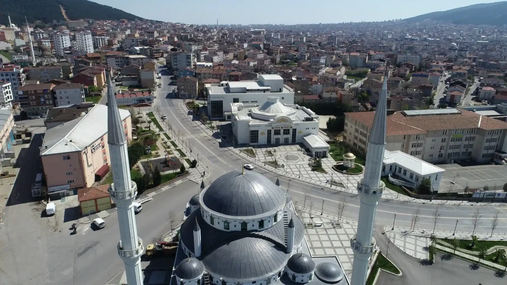 Sultanbeyli'de bir cami ve çevresindeki binaların havadan görünümü.