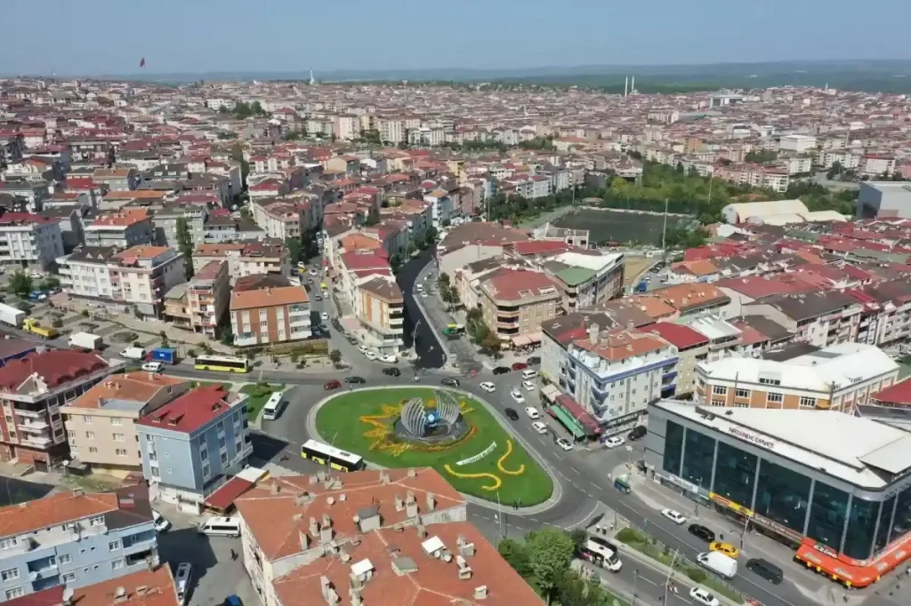 Sultangazi ilçesinin hava görüntüsü, binalar ve yollar ile bir kavşak görünümü.
