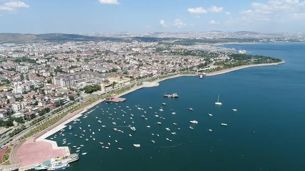 Tuzla'da yer alan marina ve yat limanı, çeşitli teknelerle dolu bir su kenarı manzarası.