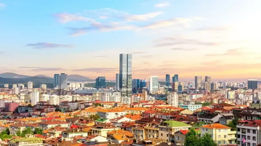 Ümraniye'de modern binalar ve çatıları olan konutlar ile şehir manzarası.