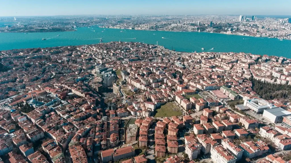 Üsküdar bölgesinin hava görüntüsü, binalar ve deniz manzarası ile birlikte.