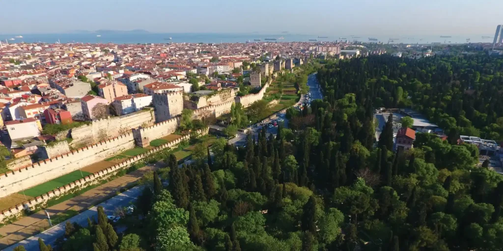 Zeytinburnu bölgesinin hava görüntüsü, yeşil alanlar ve binalar görünmektedir.